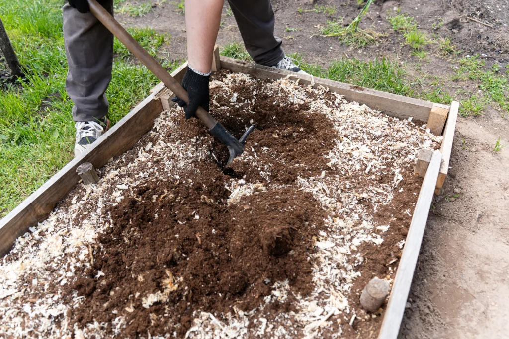 12 Cheap Ways to Fill a Raised Bed 