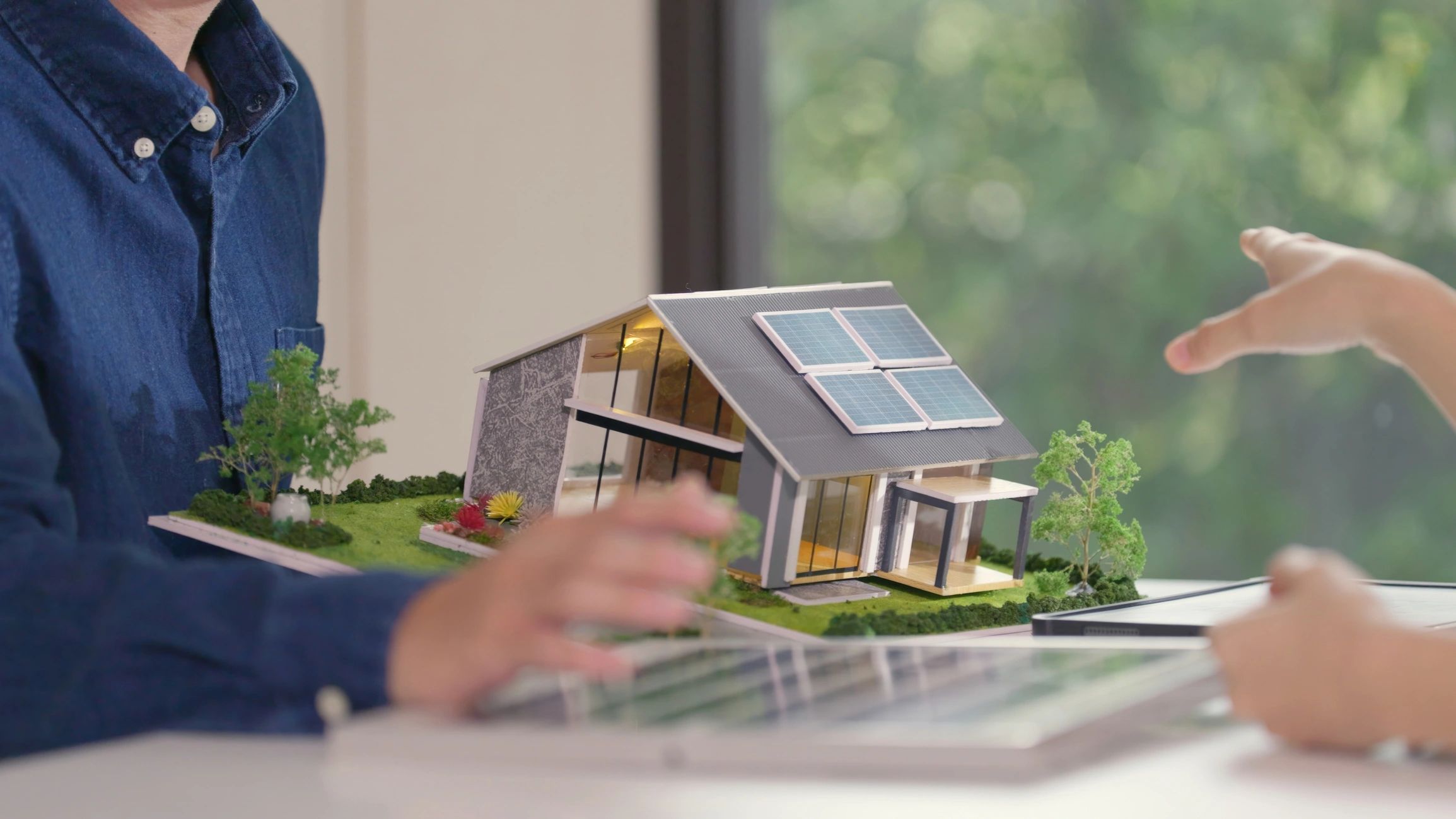 Expert discussing home model.